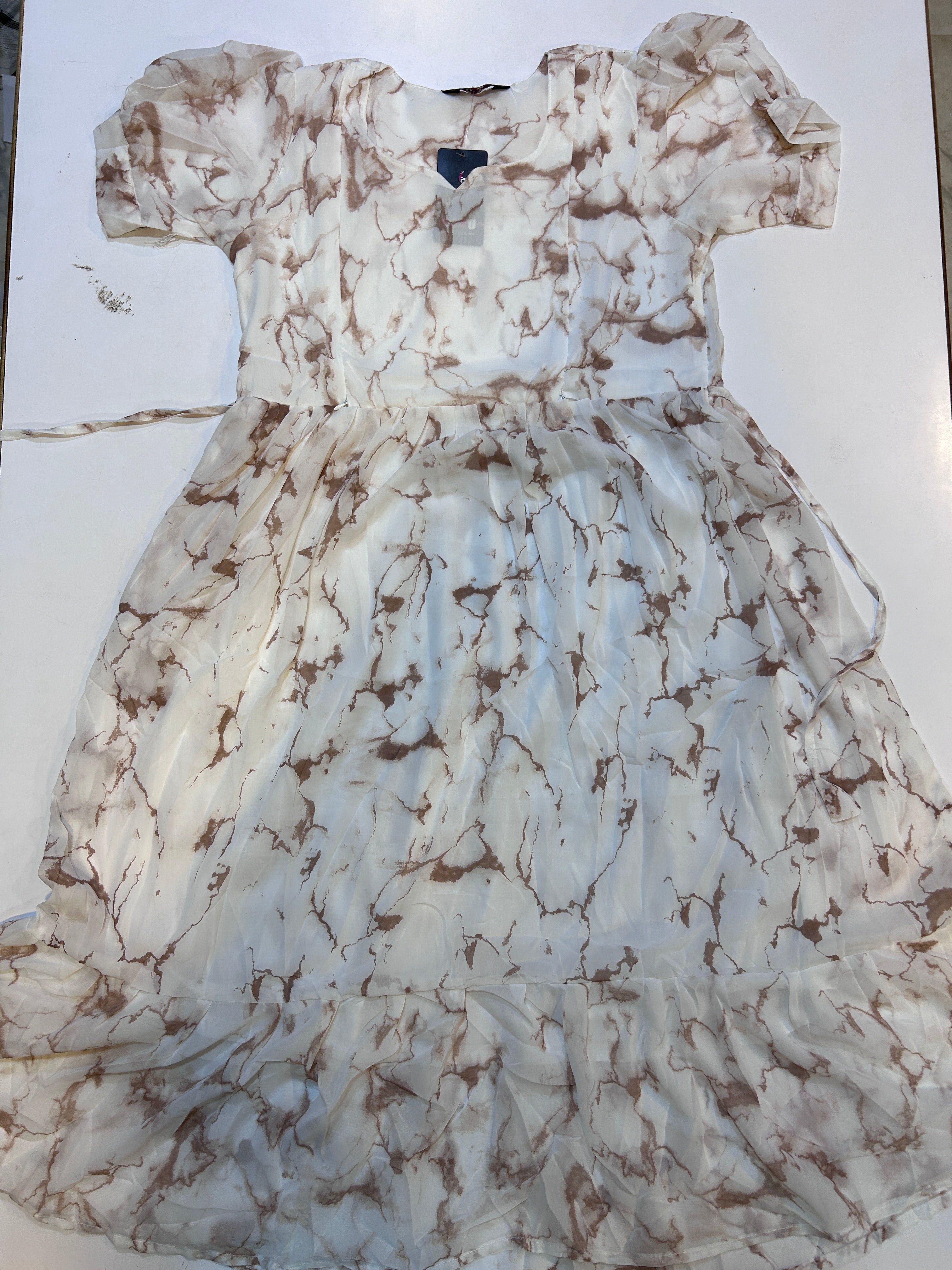 Gorget white feeding frok brown